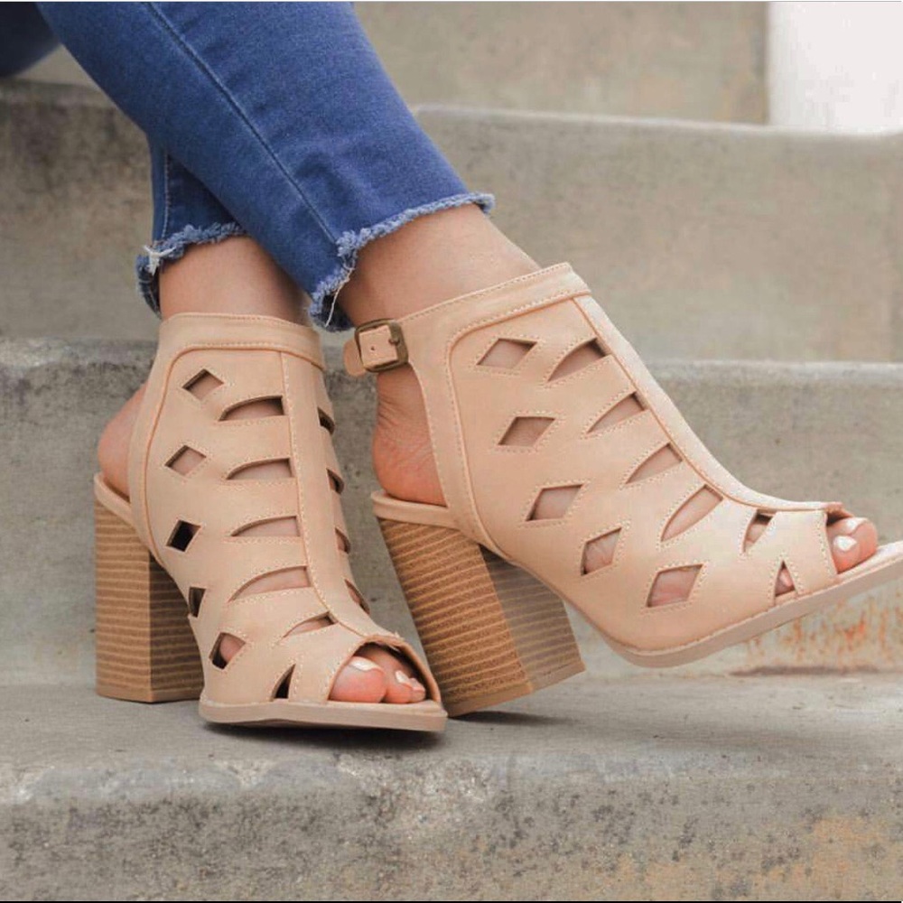 🔥HP🔥 Laser Cut Block Heel 🌸